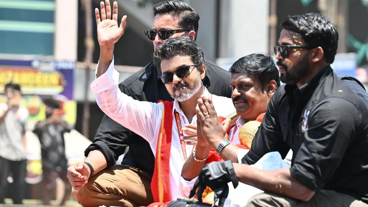 “கட்சியை வேணா நான் மாத்தியிருக்கலாம், ஆனா என் கழுத்துல இருக்குற இந்தச் சிவப்புத் துண்டை மட்டும் என்னிக்குமே கழட்ட மாட்டேன்” – கம்யூனிஸ்ட் மூத்த தலைவர் சி.மகேந்திரன் அதிரடி பேச்சு..!!