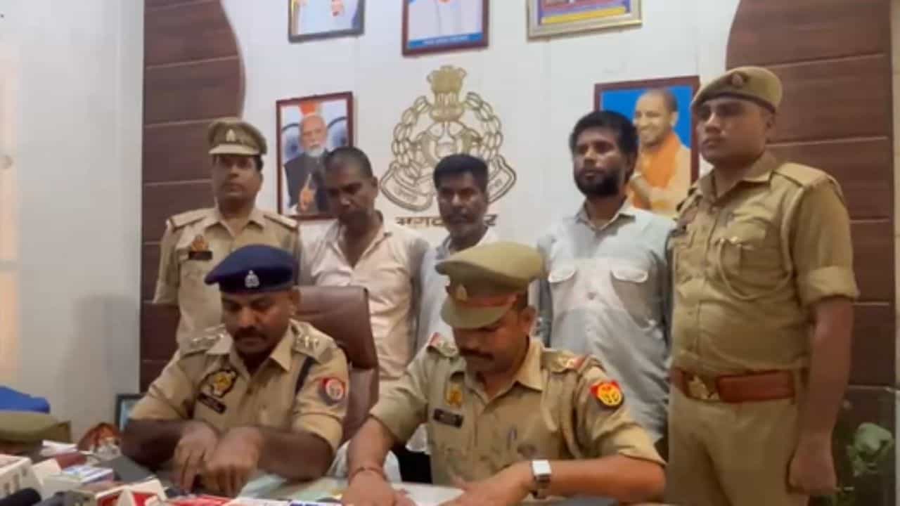 “தூக்கிலிட்டும் சாகவில்லை.. தலையணையால் கொன்று எரித்தனர்!” கணவனின் வக்கிரம்.. 5 மாதமாக மறைக்கப்பட்ட கொடூரம்.. காசியாபாத்தில் வெளிச்சத்திற்கு வந்த உண்மை..!!”