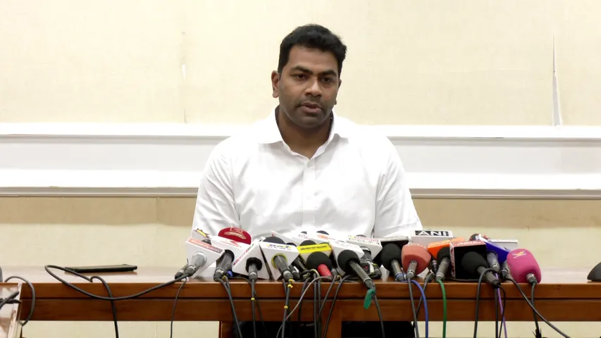 “யாரைப் பார்த்து என்ன வார்த்தை சொன்னீங்க?!”.. அரசியல் எதிரிகளை கொச்சைப்படுத்தாதீங்க!.. தவெக அசுர எதிராக  பதிலடி கொடுத்த அதிமுக மூத்த தலைவர்..!!