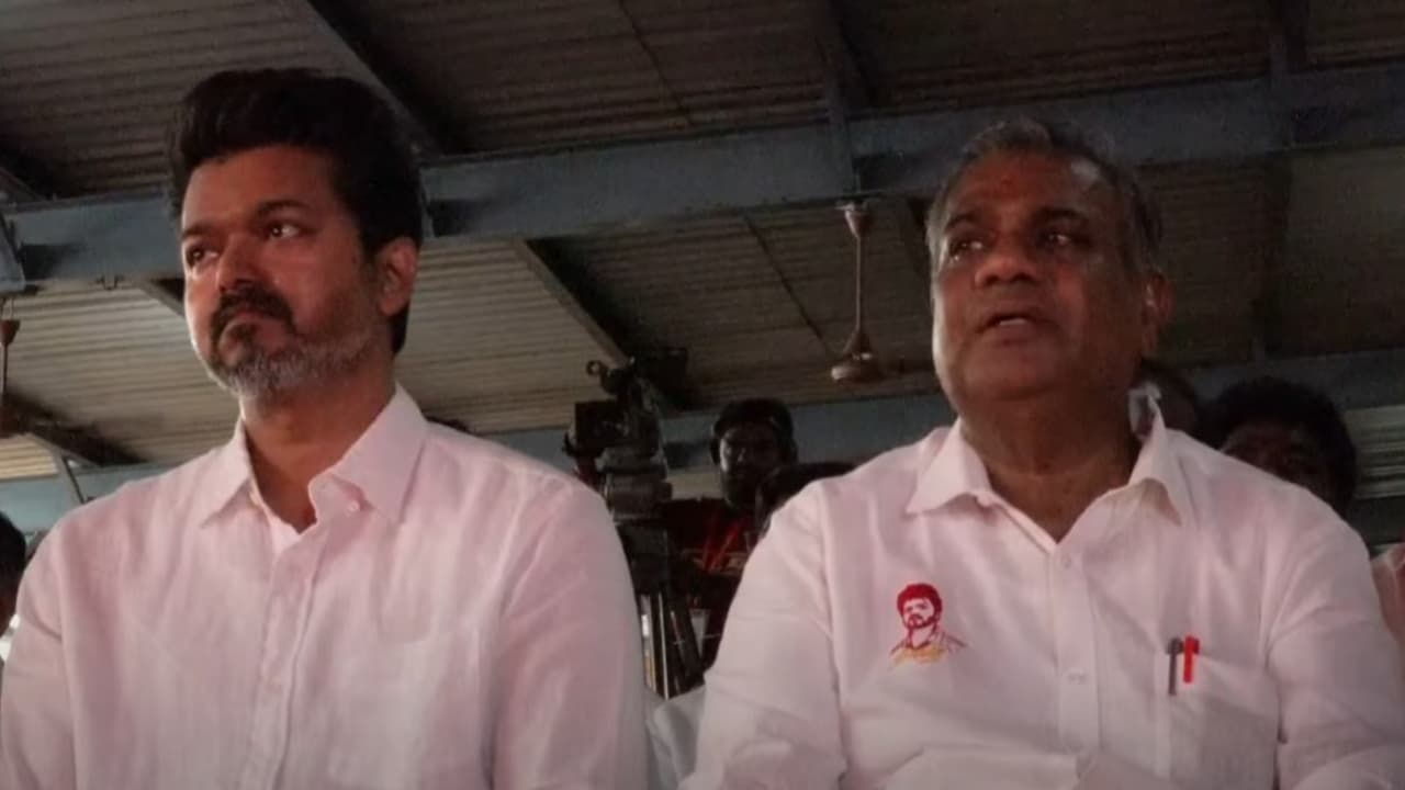 தவெகவில் வெடித்த கோஷ்டி மோதல்!  நடுரோட்டில் கிழிந்த பேனர்கள்.. அமைச்சர் ஜெகதீஸ்வரி கொடுத்த அடுத்த ‘செக்’..  அதிர்ச்சியில் தொண்டர்கள்..!!