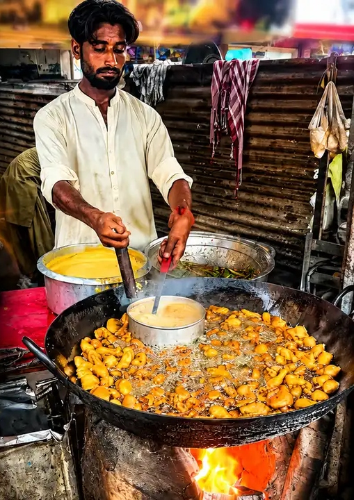 “பக்கோடா எண்ணெயில் டீயா?”.. பக்கோடா கடையில் அரங்கேறிய மிரட்டலான சம்பவம்.. பதற வைக்கும் அதிர்ச்சித் வீடியோ..!!!!
