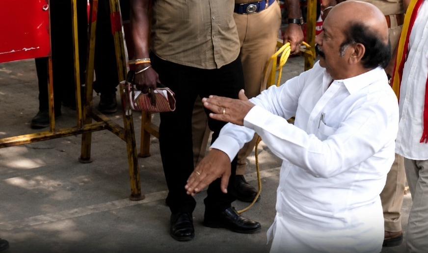 “எங்கேயும் எப்போதும் ஒரே கெத்து!”… வி.எஸ்.பாபுவின் அந்த வைரல் செய்கை… அலுவலகத் திறப்பு விழாவில் தரமான சம்பவம்..!!!