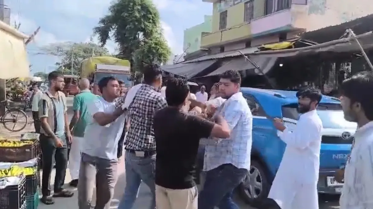 “வாழைப்பழம் கேட்டா வாயை உடைப்பீங்க!”… வீதிகளில் அரங்கேறிய கொடூரமான கடைக்காரர் சண்டை…. விலக்கிவிடாமல் போனில் ரீல்ஸ் எடுத்த  ஊர் மக்கள்..!!!