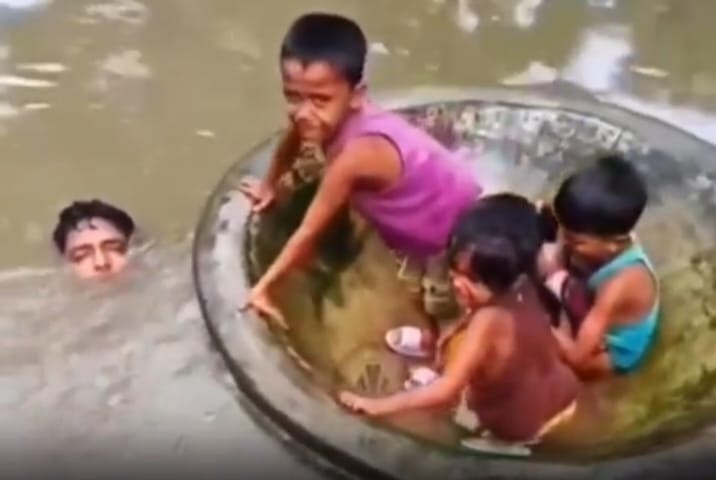 கழுத்தளவு வெள்ளம்..! தண்ணீரில் மூழ்கும் அபாயத்தில் தந்தை… 3 குழந்தைகளின் உயிரைக் காக்க மரண போராட்டம்… இதயத்தை நொறுக்கும் வீடியோ… அப்பா எப்பவுமே கிரேட் தான்…!!!