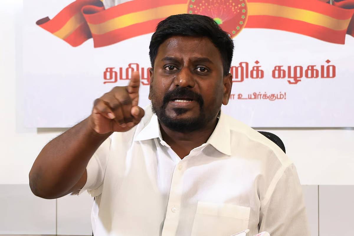 “முதல்வர் விஜய் பேச்சை ஸ்கூல்ல ஒளிபரப்புனது தப்பு!”… அரசு விதிகளை மீறி மாணவர்களுக்குத் திரையிட்ட விவகாரம்.. கரூரில் சஸ்பெண்ட் ஆன எச்.எம்..!!!!