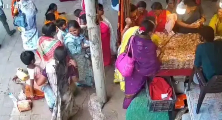 “சாமி கும்பிடப் போறீங்களா? ஜாக்கிரதை!”.. கூட்டத்தில் புகுந்து நகைகளை அள்ளும் பெண் கொள்ளையர்கள்.. வைரல் வீடியோ..!!!