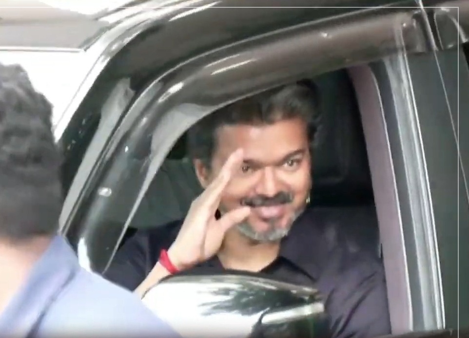 “கரூரில் இருந்து புறப்பட்டார் சிஎம் விஜய்!”.. திரண்டிருந்த மக்கள் எழுப்பிய அதிரடி முழக்கம்.. தொண்டர்கள் உற்சாகக் கொண்டாட்டம்..!!!