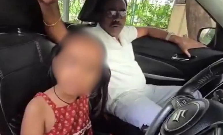 “இதுல என்ன சாதனை இருக்கு?”… 6 வயது சிறுமியிடம் கார் ஓட்டக் கொடுத்த போலீஸ்.. கின்னஸ் மோகத்தில் செய்த விபரீதம்..!!!