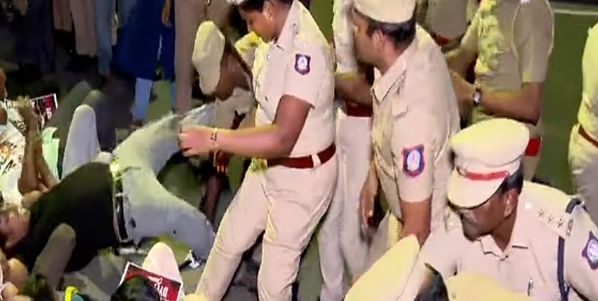 Breaking: “டெல்லியைத் தொடர்ந்து சென்னையிலும் வெடித்த போராட்டம்!”.. கரப்பான் ஜனதா கட்சி ஆதரவாளர்கள் அதிரடி கைது… ரோட்டில் இழுத்துச் செல்லப்பட்ட போராட்டக்காரர்கள்..!!!