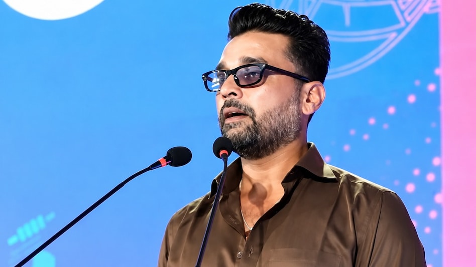 “அவரைப் போல ஒரு பிளேயரை நான் பார்த்ததே இல்லை” – மேடையில் தினேஷ் கார்த்திக்கை பாராட்டிய முரளி விஜய்…. கடந்த கால கசப்புகளை மறந்தாரா….? ரசிகர்கள் ஷாக்….!!