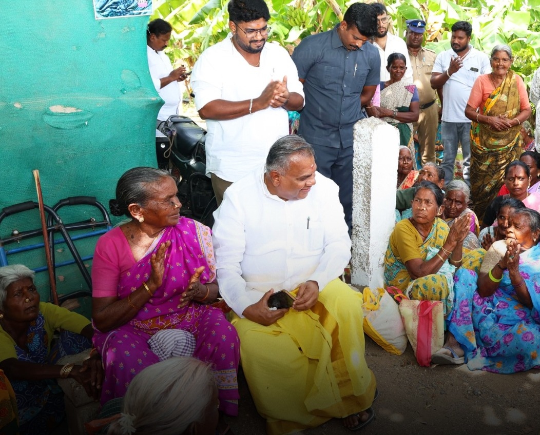 “நாற்காலி வேண்டாம்.. தரையே போதும்!”.. பெண் தொழிலாளர்களின் குறைகளைக் கேட்க ஸ்பாட்டுக்கே வந்த தமிழக அமைச்சர்… வைரலாகும் போட்டோ!