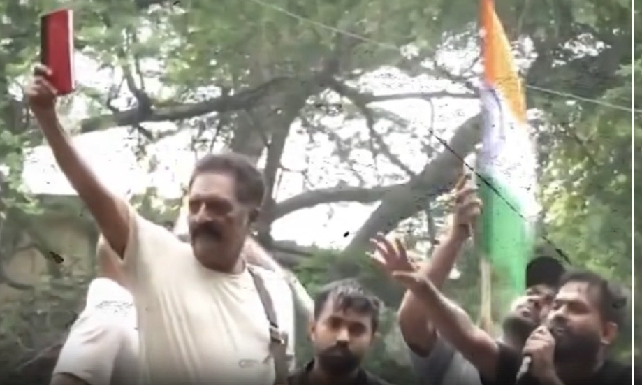“அன்பிற்குரிய கரப்பான்பூச்சிகளே.. அதிகாரத்தில் இருப்பவர்களை நடுங்க வைக்க முடியும்னு காட்டிடீங்க!”… மாணவர்களின் போராட்டத்திற்குத் தலைவணங்கிப் பாராட்டி பிரகாஷ் ராஜ் அதிரடிப் பதிவு..!!!