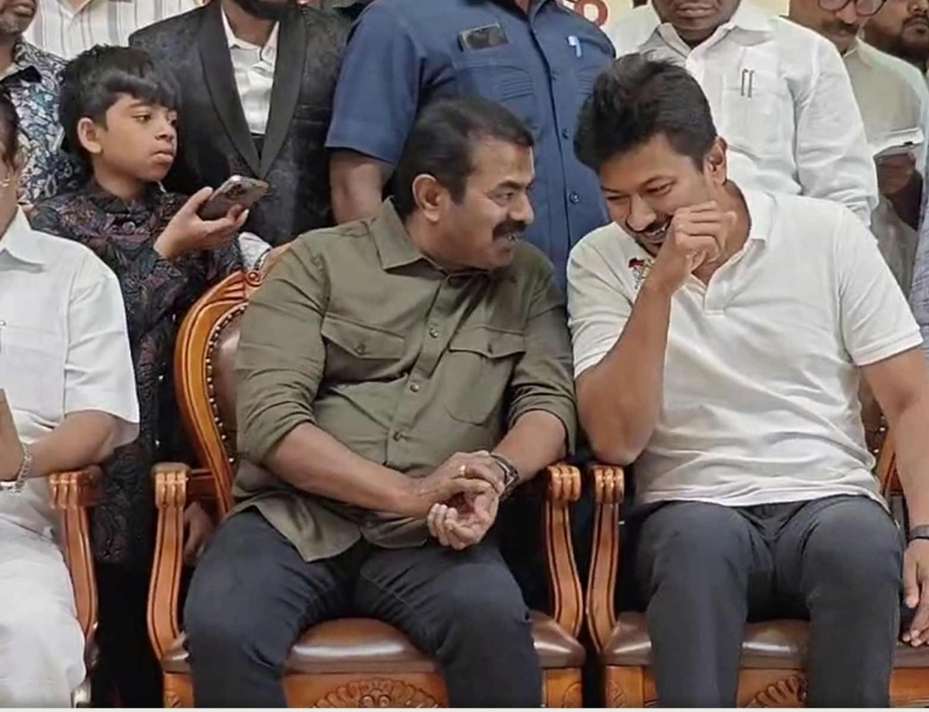 “அரசியல்ல இதெல்லாம் சாதாரணமப்பா!”… சென்னை திருமண விழாவில் ஒரே மேடையில் உதயநிதி – சீமான்.. வைரலாகும் சுவாரசிமான புகைப்படம்..!!!