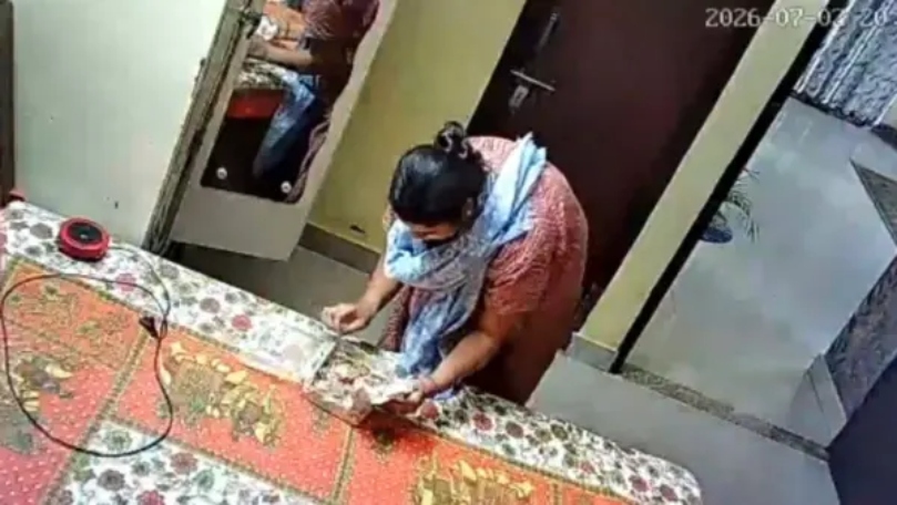 “தப்பு செஞ்சு மாட்டிக்கிட்டதும் இப்படியா மிரட்டுவாங்க?”..  பூட்டிய வீட்டுக்குள் பெண் செய்த அதிர்ச்சி செயல்… சிசிடிவி-யில் சிக்கிய கள்ளத்தனம்..!!