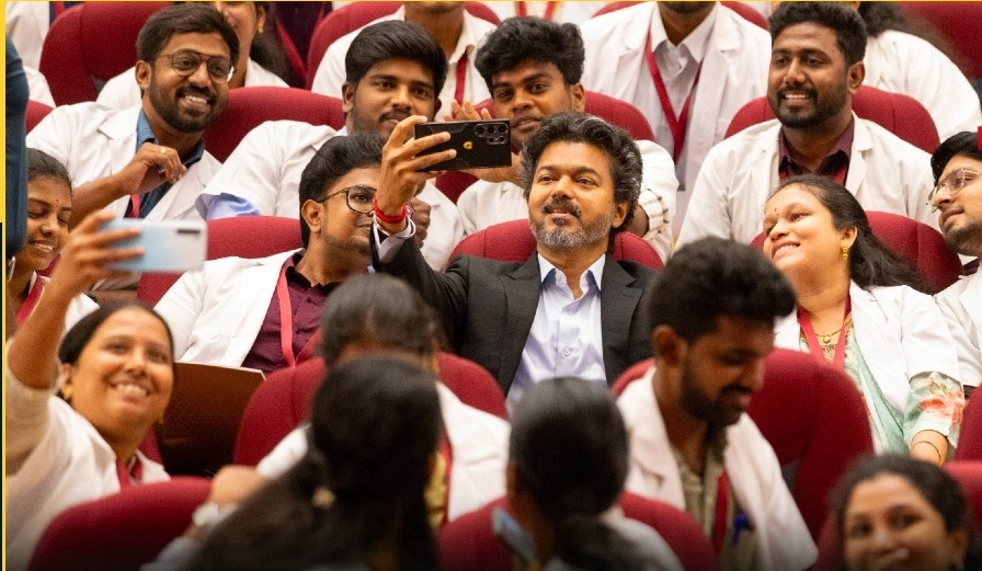 “பணி நியமனம் மட்டுமா? செல்ஃபி பரிசும் கூட!”… மாநிலக் கல்லூரியில் முதலமைச்சர் விஜய் செய்த அந்தச் செயல்.. ட்ரெண்டிங் புகைப்படம்..!!!