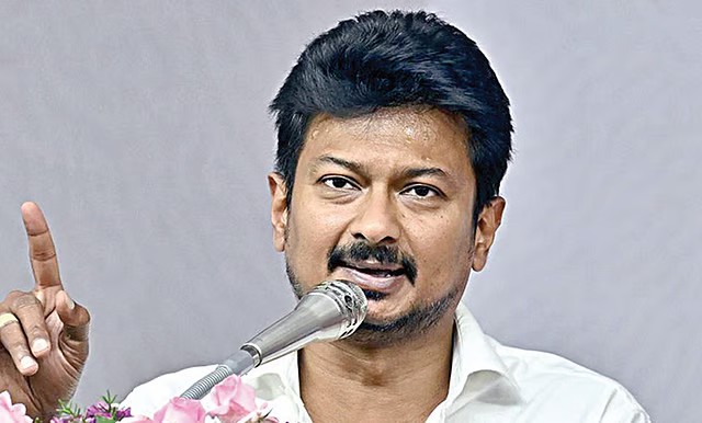 புதுசா சோபா வந்ததும் உடனே கட்சி தாவுறாங்க…! “ஆனா நீங்க மட்டும் தான்”… திருமண மேடையில் அனல் பறக்க அரசியல் பேசிய உதயநிதி..!
