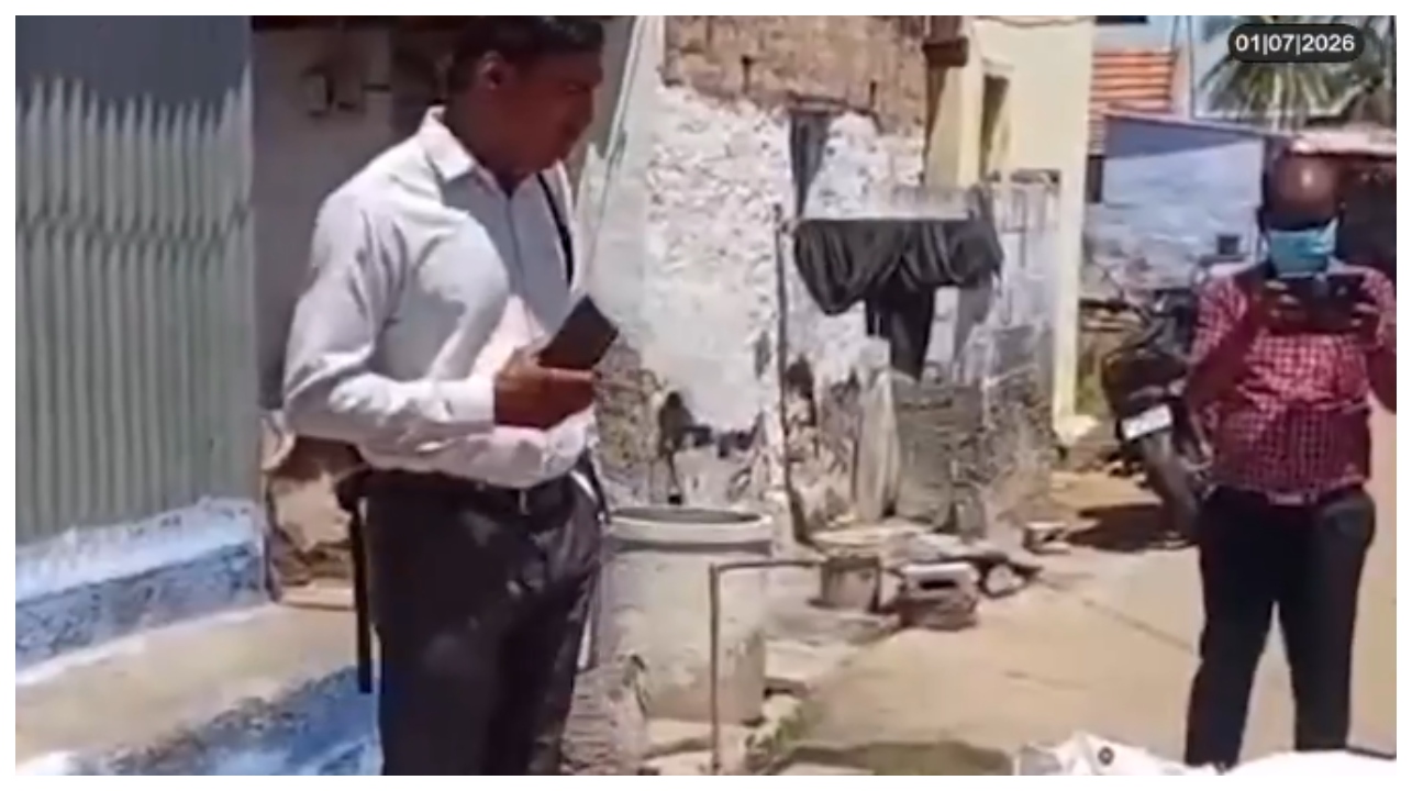 “கடிதங்கள் எல்லாம் எங்கேப்பா?”.. போஸ்ட்மேன் வீட்டைத் திறந்து பார்த்ததும் ஆடிப் போன போலீஸ்.. வெளிச்சத்திற்கு வந்த தபால்காரரின் உண்மை முகம்..!!!