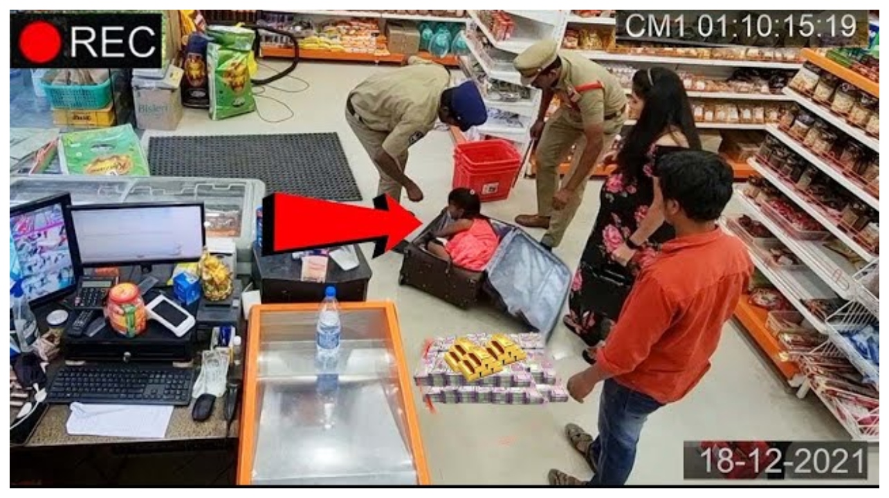 “மாலில் உலா வந்த மர்ம சூட்கேஸ்… போலீசாருக்கு வந்த டவுட்!”..  கடைசியில பார்த்தா இப்படி ஒரு ட்விஸ்ட்டா?… வைரலாகும் வீடியோ..!!!
