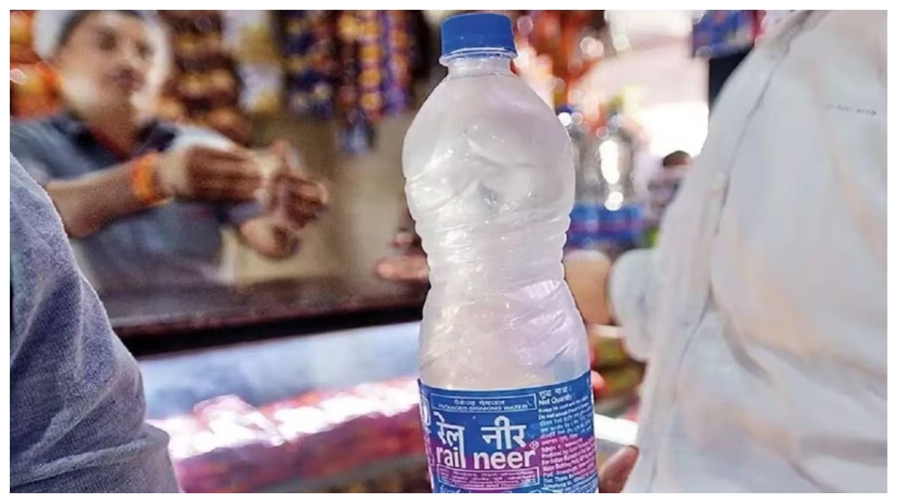 இரயில் பயணிகளே உஷார்!.. தாகத்திற்கு வாங்கும் தண்ணீர் பாட்டிலில் இவ்வளவு பெரிய மோசடியா?.. வைரல் வீடியோவால் அதிர்ந்த இரயில்வே.. அம்பலமான பகீர் மோசடி..!!