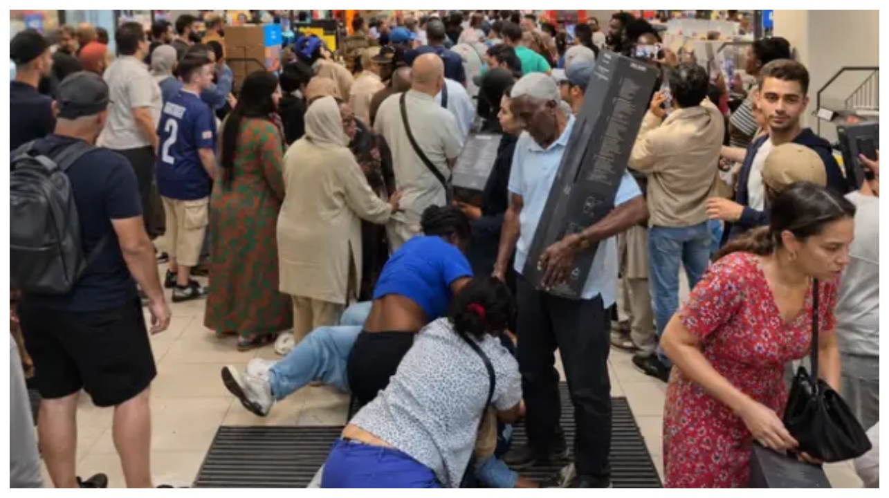 “ஐயோ வெயில் கொல்லுதே!.. ஏசி இல்லனா செத்துருவாங்களோ?”.. கதறிய மக்கள்.. சூப்பர் மார்க்கெட்டுகளில் அடிதடி.. ஸ்தம்பித்த இணையதளம்..!!!