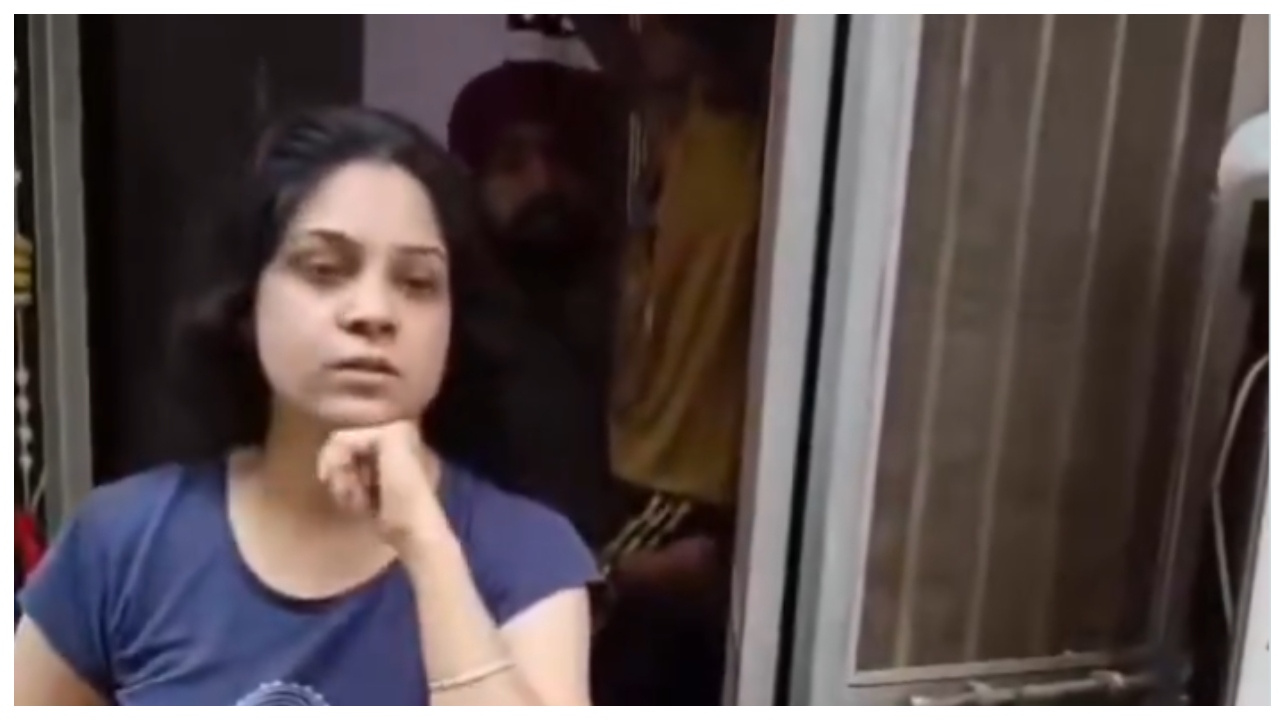 பெற்றோரா? பேய்களா?.. சொந்த மகனை கூரையில் கட்டி தொங்கவிட்ட கொடூரம்!.. அண்டை வீட்டார் எடுத்த பகீர் வீடியோ..!!!