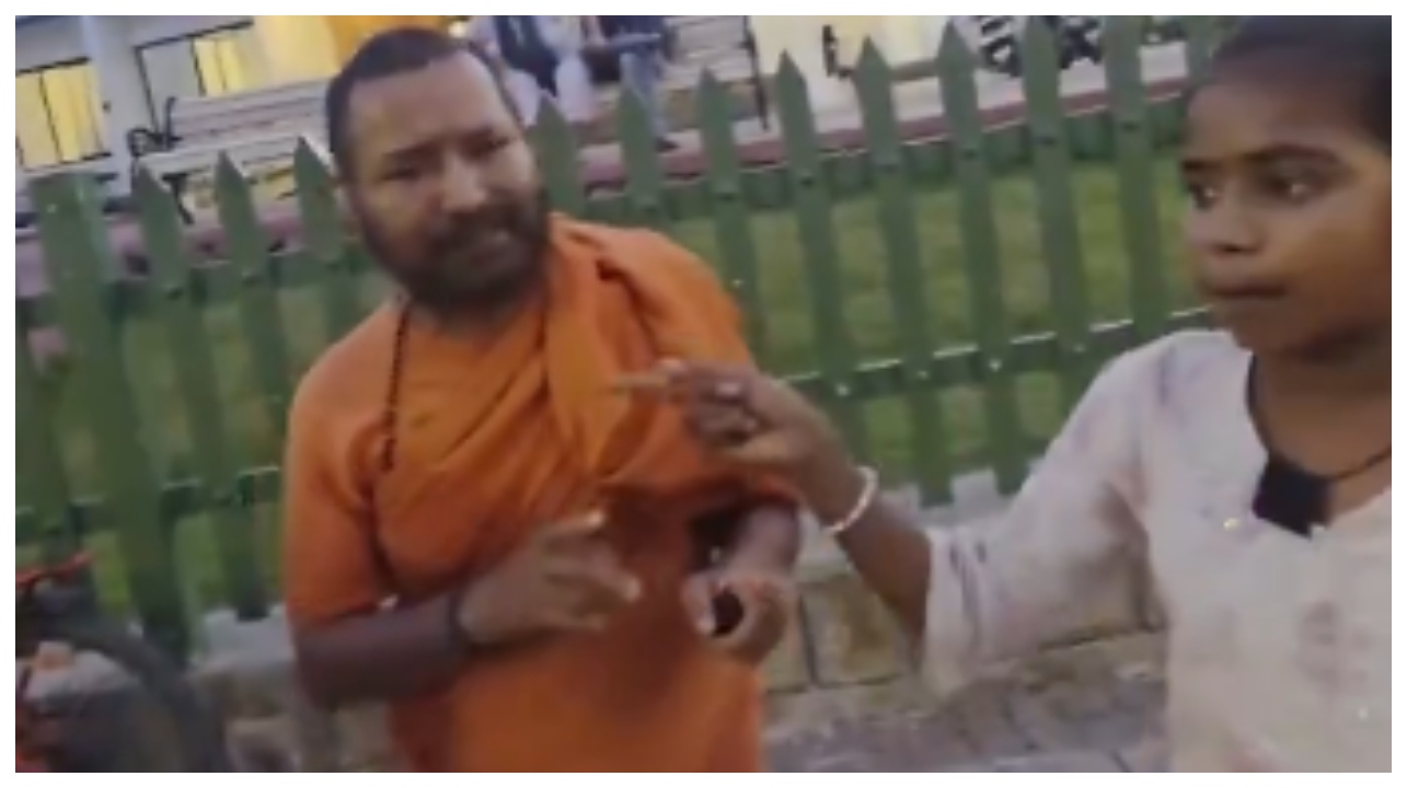 “சைக்கிள் தர்றேன்…1000 ரூபாய் தர்றேன்!”.. சிறுமிகளுக்கு வலைவீசிய கொடூரன்.. ரிஷிகேஷில் கையும் களவுமாக சாமியார் சிக்கிய வீடியோ வைரல்..!!!