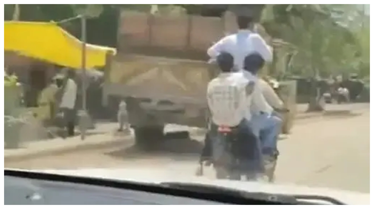 “ஒரு நொடி தவறினாலும் உயிரே போயிருக்கும்”.. ஓடும் பைக்கில் எழுந்து நின்று போன் பேசிய வாலிபர்.. வாலிபர்களின் செயலால் கொதிக்கும் மக்கள்!.. வைரல் வீடியோ..!!!
