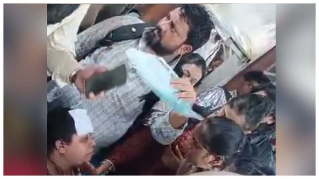 “ஐயோ காப்பாத்துங்க..!” மரண பயம் காட்டிய ஏசி ரயில்… பூட்டிய கதவுகள்… திணறிய மூச்சுக் காற்று… நடுவழியில் துடித்த பயணிகள்!.. நெஞ்சை உலுக்கும் சம்பவம்..!!!