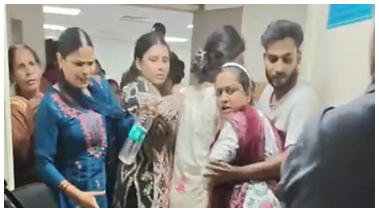 “உயிரைக் காக்கும் இடத்தில் ரத்தக் களறி!”.. ஒரு பிளட் டெஸ்ட்.. அடியோடு மாறிய மருத்துவமனை!.. பெண் காவலர்களை உதைத்துத் தள்ளிய ‘அந்த’ கும்பல் யார்..?