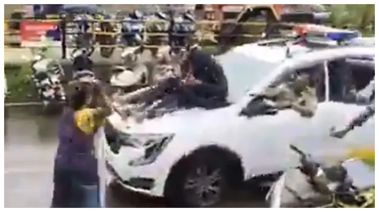 “அலறிய தெரு… அலைமோதிய ரத்தம்!” — 17 வயது சிறுவன் படுகொலை!… போலீஸ் வேன் போனட்டில் பறந்த செருப்பு.. வீடியோ வைரல்..!!!