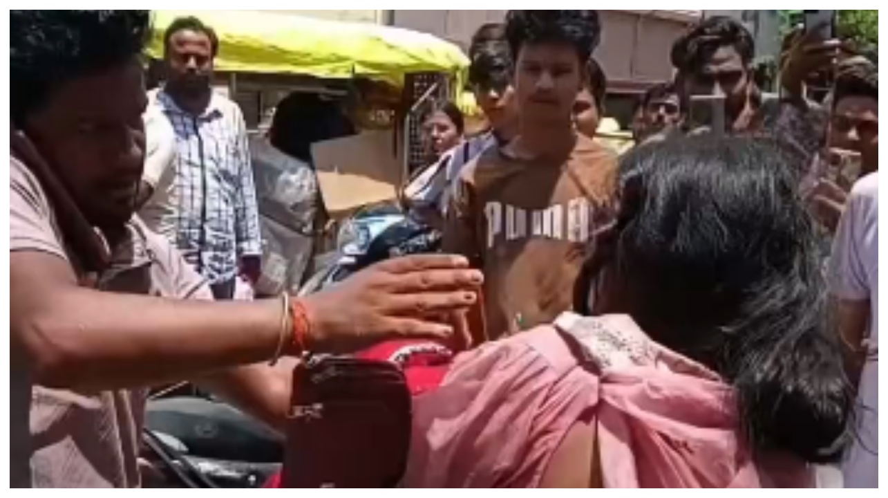 “20 நாள்ல குடும்பத்தையே நடுத்தெருவுல நிறுத்திட்டியே!”… மனைவியின் லீலைகளைப் பார்த்து அதிர்ந்த கணவன்!… வைரலாகும் வீடியோ..!!!