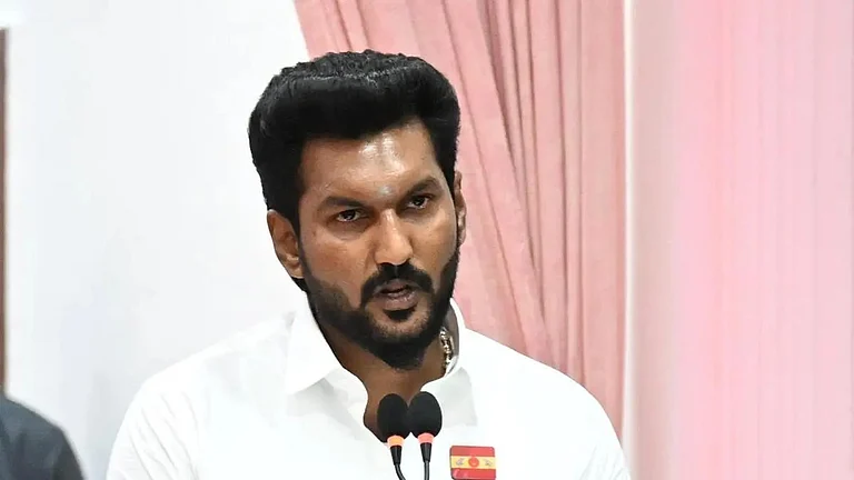 “அமைச்சர் பதவியே இருந்தும் என்ன பிரயோஜனம்?” வேலை செய்ய விடாம தடுக்குறாங்க…. மாற்றுக்கட்சியினரை வெளுத்து வாங்கிய சரத்குமார்….!!