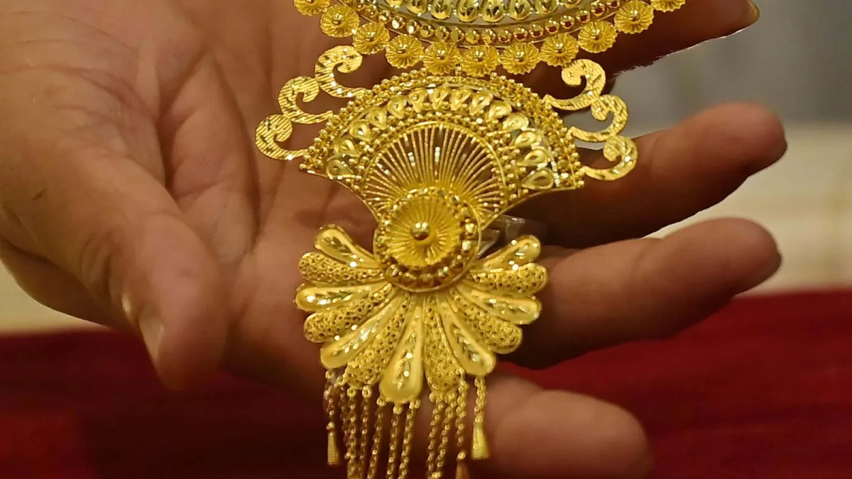 சத்தமில்லாமல் புதிய உச்சம் தொட்ட தங்கம் விலை..  சவரன் எவ்வளவு தெரியுமா? அதிர்ச்சி தரும் இன்றைய நிலவரம்…!!