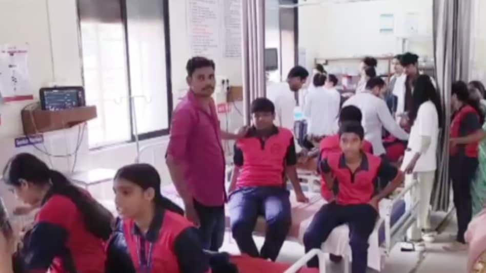 “ஐயோ டீச்சர்  காப்பாத்துங்க…!” 40 குழந்தைகள் அலறிய சத்தம்….  சுற்றுச்சூழல் பாதுகாப்பு பணியில் நேர்ந்த கொடூரம்….. அலறியடித்து ஓடிய ஆசிரியர்கள்….!!