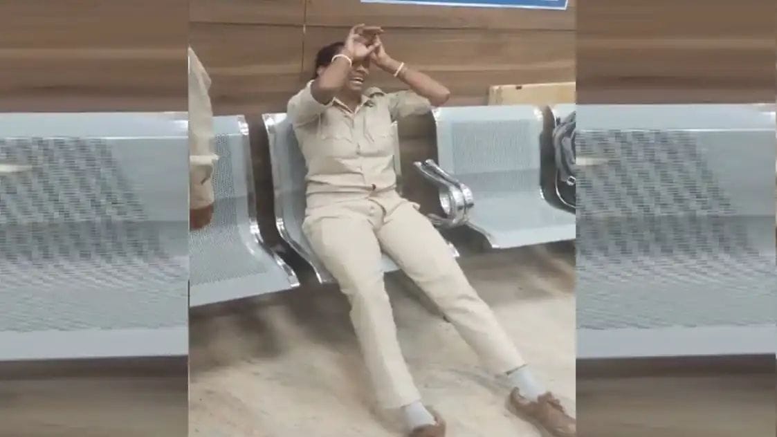 “எனக்குக் காசு கொடுங்க…. இல்லைன்னா நான் செத்துடுவேன்….!” அரசு மருத்துவமனையில் கதறி அழுத பெண் காவலர்…. 4 மாத சம்பள பாக்கியால் வெடித்த விபரீதம்…. கதறல் வீடியோ….!!!