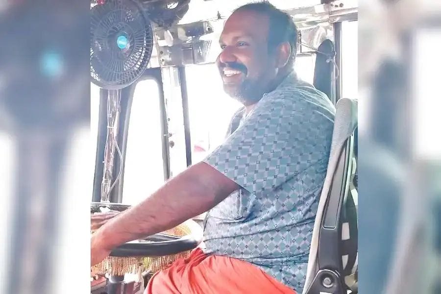 “எனக்கு பயணிகளை விட மனிதநேயமே முக்கியம்….!” ஆற்றில் குதித்த மாணவியை 100 மீட்டர் நீந்தி மீட்ட பேருந்து ஓட்டுநர்… 18 வயது சிறுமியின் விபரீத முடிவு…. மறுஜென்மம் எடுத்த மாணவி….!!