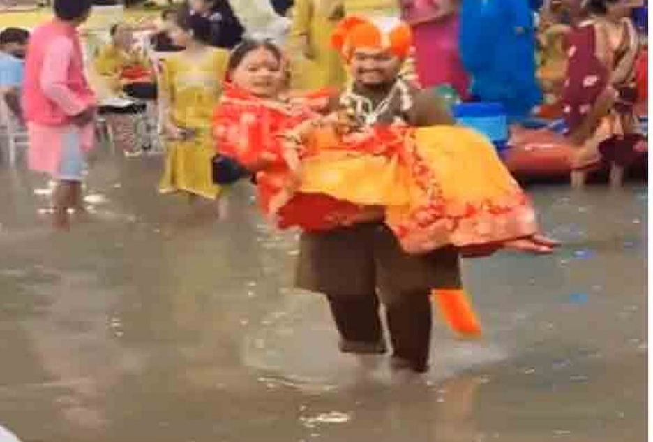 கல்யாணத்த அசைக்க பாத்த வெள்ளம்.. அசால்ட்டா தூக்கிட்டுப்போய் தாலி கட்டுன மாப்பிள்ளை.. வேற லெவல் வைரல் வீடியோ…!!!