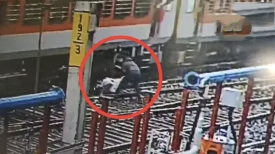 “சாமி என்னைக் காப்பாத்துங்க….!” ஓடும் ரயிலில் ஏற முயன்றபோது  முதியவருக்கு நேர்ந்த விபரீதம்…. கண் இமைக்கும் நேரத்தில் பாய்ந்து காப்பாற்றிய ரயில்வே ஊழியர்…. நெஞ்சை பதறவைக்கும் சிசிடிவி காட்சி….!!