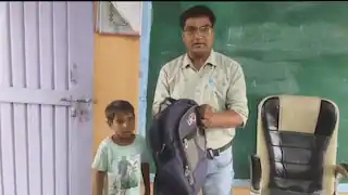 “அடக்கடவுளே… பைக்குள்ள ஏதோ அசையுதுன்னு பார்த்தா…. புத்தகத்துக்கு பதிலா பாம்பு இருக்கு….!” வகுப்பறையில் மாணவன் அலறியடித்த சம்பவம்.. ஆசிரியர் செய்த அந்த காரியம் என்ன…??”