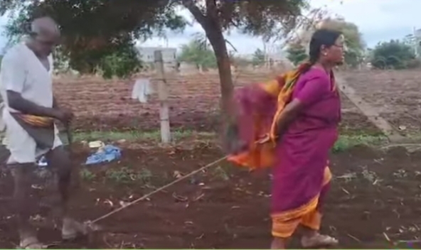 வயசான காலத்துல இப்படி ஒரு வேதனையா..? “கையில் காசில்லை”.. ஏர் கலப்பையில் மனைவி மீது கயிறை கட்டி நிலத்தை உழுத விவசாயி.. நெஞ்சை உலுக்கும் வீடியோ…!!!