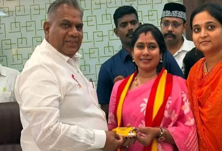 Breaking: காலையிலேயே திமுகவுக்கு இடியாய் விழுந்த செய்தி… கோவையின் முக்கிய விக்கெட் காலி… மீனா ஜெயக்குமார் தவெகவில் அதிரடி ஐக்கியம்…!!!