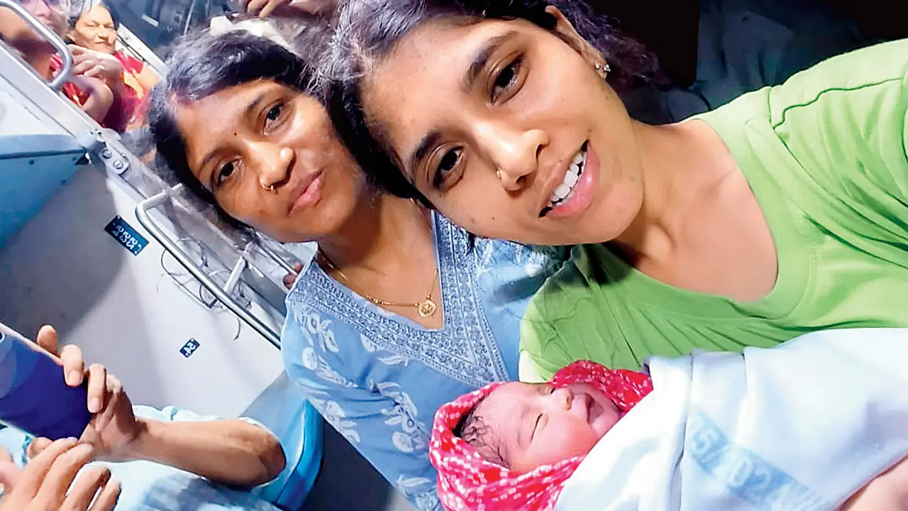 “அவசரக்கால மருத்துவ பெட்டி கூட இல்ல!”… ரயிலில் பிரசவ வலியால் துடித்த பெண்… வெறும் கத்தியால் பிரசவம் பார்த்த செவிலியர்… திக் திக் சம்பவம்..!!!
