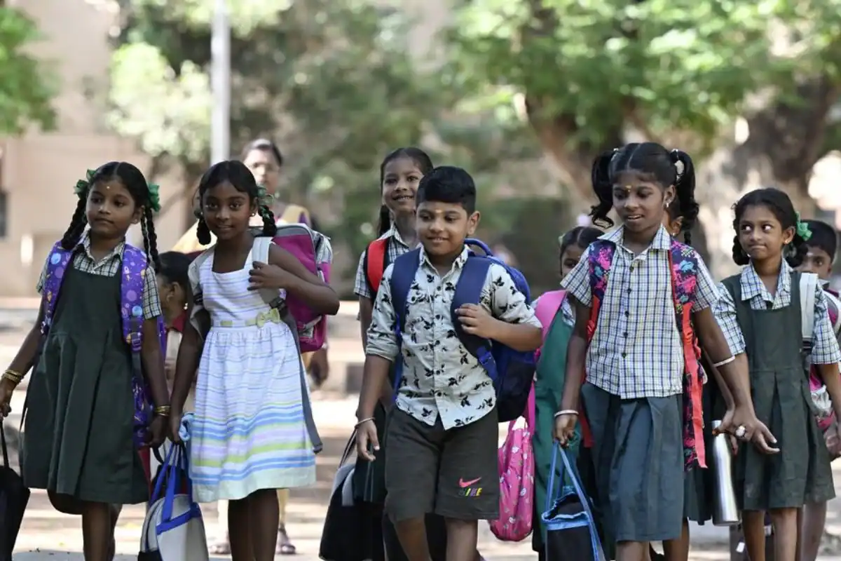“நாளை மறுநாள் பள்ளிகளுக்கு விடுமுறையா?”… தேர்வு எழுதும் மாணவர்களுக்கு மட்டும் இந்த விதியின் கீழ் விலக்கு… ஆட்சியர் அதிரடி அறிவிப்பு..!!