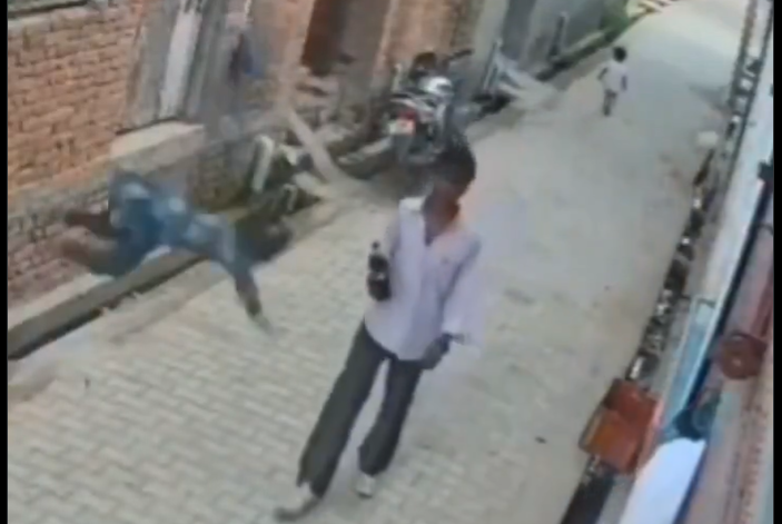 மேலிருந்து விழுந்த பிஞ்சுயிர்! சாமான்களை வீசிவிட்டு  இளைஞன் செய்த அசாத்திய காரியம்: மனிதநேயத்தின் உச்சக்கட்ட நெகிழ்ச்சி வீடியோ..!!