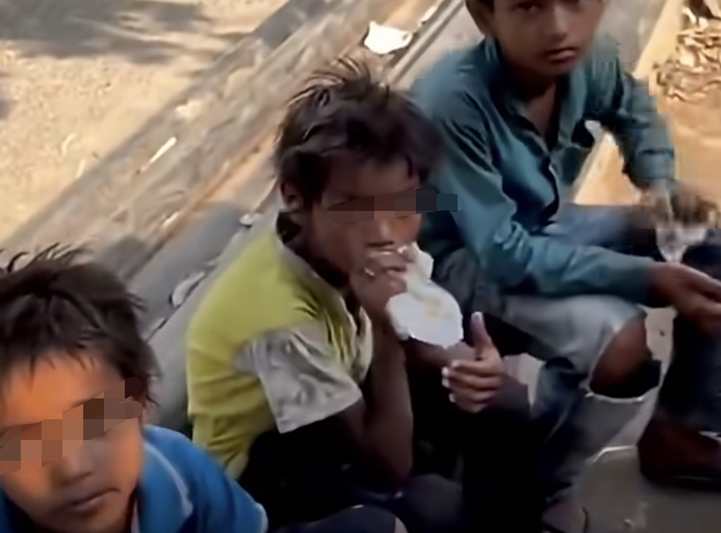 இந்த வயசில் எப்படி ஒரு கெட்ட பழக்கமா….? 10 வயசுலயே போதை….  நாட்டோட எதிர்கால என்ன ஆகும்…. சிறுவர்களின் பகீர் வீடியோ….!!