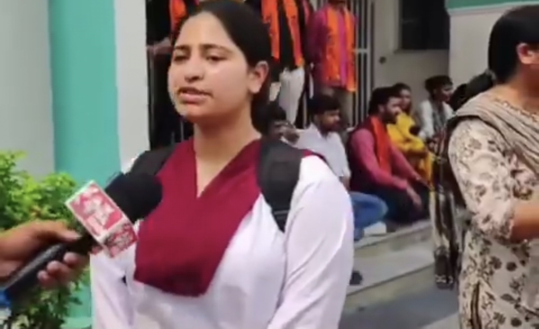 “உன் மூக்குத்தியை கழற்று, இல்லனா வெளில போ” இந்து மாணவிக்கு படிக்கும் உரிமை இல்லையா….? கல்லூரியை விட்டு துரத்திய முதல்வர்….!!