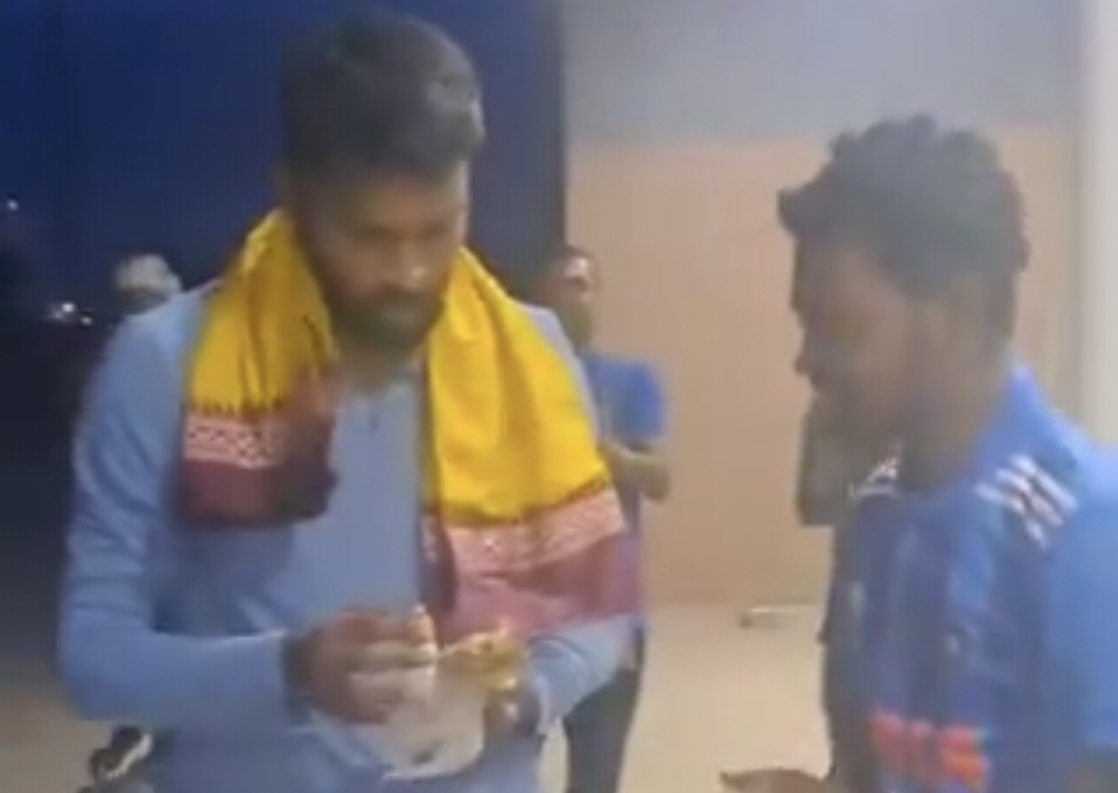 ஹர்திக்கை பார்க்க 12 நாள் சைக்கிள் ஓட்டிட்டு வந்த ரசிகர்…. ரிட்டன் பண்ண 1.5 லட்சமா…. வைரலாகும் வீடியோ….!!