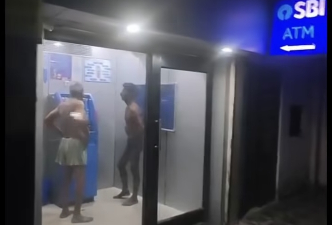 “ஏசி காத்துக்காக இப்படியாடா பண்ணுவீங்க?” எஸ்பிஐ ஏடிஎம்-க்குள் வெறும் உள்ளாடையுடன் நுழைந்த ஆசாமிகள்…. வைரலாகும் வீடியோ….!!