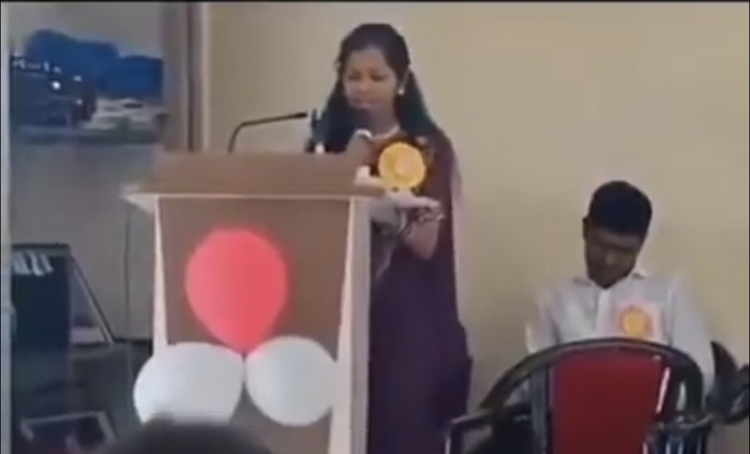 “சிரிச்சுப் பேசிட்டே இருந்த பொண்ணு…. கடைசி 5 செகண்ட்ல விபரீதம்”  மேடையிலேயே சுருண்டு விழுந்து உயிரிழந்த கல்லூரி மாணவி…. நெஞ்சை உலுக்கும் வீடியோ….!!
