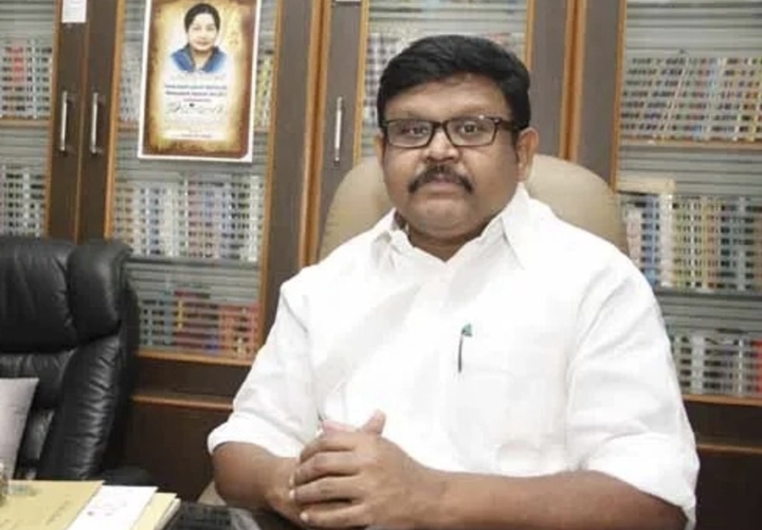 “என்னைத் தனி மரமா நிப்பாட்டிட்டாங்கப்பா” அதிமுகவில் இருந்து வைகைச்செல்வன் அதிரடி விலகல்…. எடப்பாடிக்கு அடுத்த ஷாக்….!!
